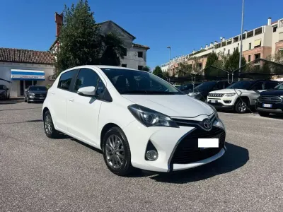 Usata Toyota Yaris Lounge 90 CV (66 kW) 2017 Bianco Berlina