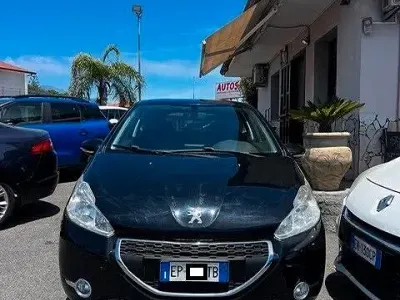 Usata Peugeot 208 Allure 68 CV (50 kW) 2013 Nero Utilitaria