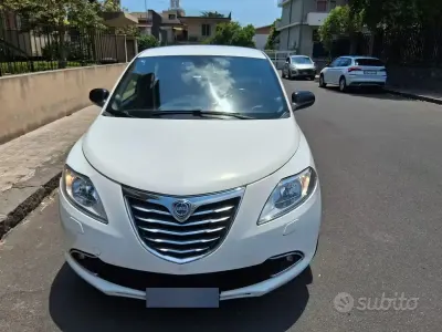 Usata Lancia Ypsilon 69 CV (50 kW) 2015 Bianco Utilitaria
