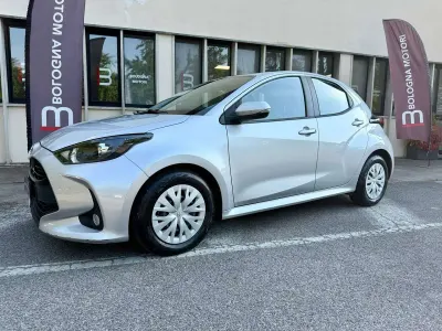 Usata Toyota Yaris Business Edition 72 CV (52 kW) 2020 Argento Berlina