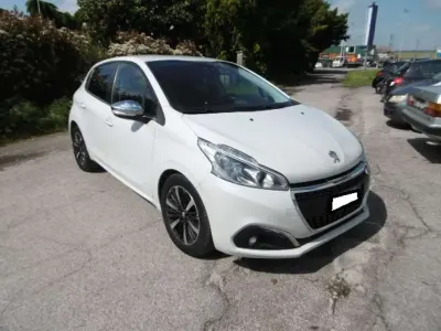 Usata Peugeot 208 Allure 83 CV (61 kW) 2019 Bianco Utilitaria