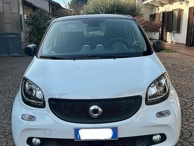 Begagnad Smart ForFour 71 HK (52 kW) 2019 Vit Halvkombi