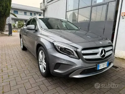 Usata Mercedes GLA180 109 CV (80 kW) 2016 Grigio SUV