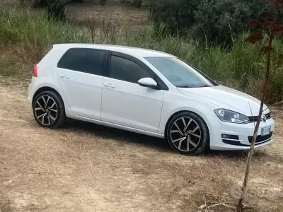 Begagnad VW Golf VII Highline 110 HK (80 kW) 2014 Vit Sedan
