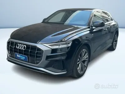 Usata Audi Q8 S-Line 286 CV (210 kW) 2023 Grigio metallizzato SUV