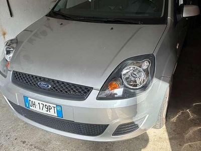 Usata Ford Fiesta 75 CV (55 kW) 2007 Argento Utilitaria