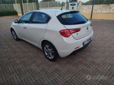 Usata Alfa Romeo Giulietta Exclusive 105 CV (77 kW) 2013 Bianco Utilitaria