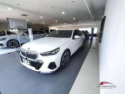 Nuova BMW 520 M Sport 190 CV (139 kW) 2025 Alpin white pastello Berlina
