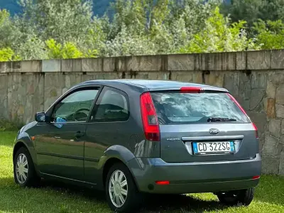 Usata Ford Fiesta Ghia 80 CV (58 kW) 2003 Grigio Utilitaria