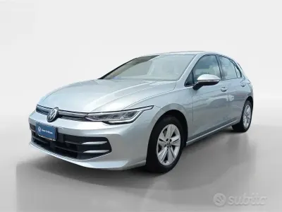 Usata VW Golf VIII Life 116 CV (85 kW) 2025 Grigio Berlina
