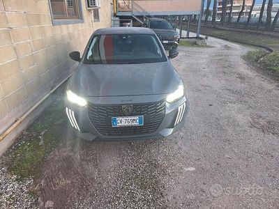 Usata Peugeot 208 Allure 101 CV (74 kW) 2024 Grigio Utilitaria