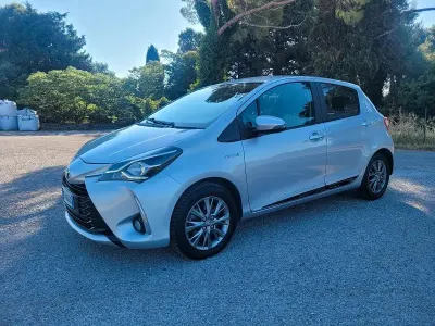 Usata Toyota Yaris Hybrid Active 73 CV (53 kW) 2017 Grigio Berlina