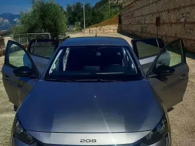 Usata Peugeot 208 Allure 102 CV (75 kW) 2022 Grigio Utilitaria
