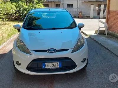 Usata Ford Fiesta 97 CV (71 kW) 2011 Bianco Berlina