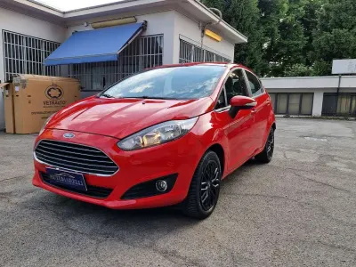 Gebraucht Ford Fiesta 80 PS (58 kW) 2014 Rot Kleinwagen