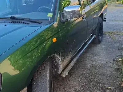 Używany Nissan King 104 KM (76 kW) 1999 Zielony Pickup