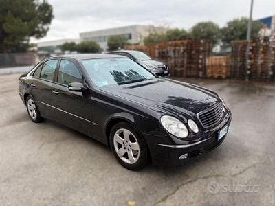 Usata Mercedes E220 Avantgarde 150 CV (110 kW) 2005 Nero Berlina