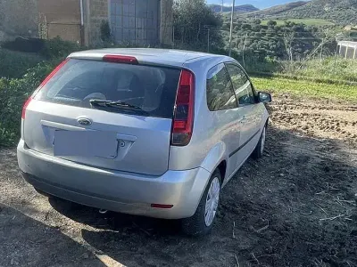Usata Ford Fiesta 68 CV (50 kW) 2005 Grigio Utilitaria