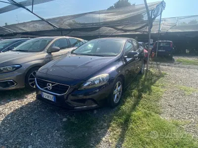 Usata Volvo V40 Kinetic 150 CV (110 kW) 2016 Nero Berlina