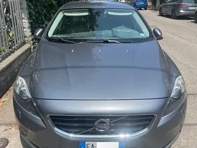Usata Volvo V40 Momentum 190 CV (139 kW) 2015 Grigio Berlina