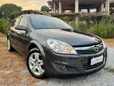 Usata Opel Astra Cosmo 110 CV (80 kW) 2009 Grigio Berlina