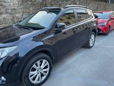 Usata Toyota RAV4 Lounge 124 CV (91 kW) 2014 Nero SUV