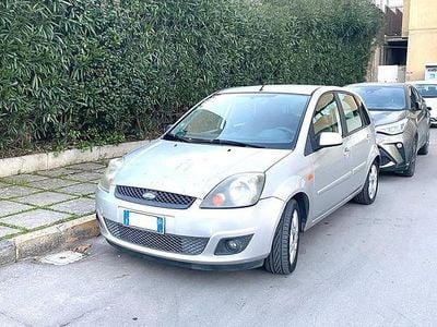 Begagnad Ford Fiesta 68 HK (50 kW) 2005 Grå Sedan