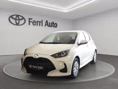 Ny Toyota Yaris Hybrid Active 116 HK (85 kW) 2025 Vit Sedan