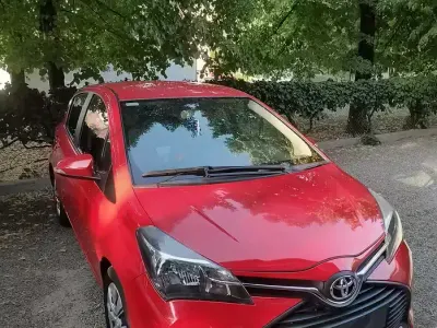 Usata Toyota Yaris 69 CV (50 kW) 2017 Rosso Berlina