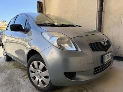 Usata Toyota Yaris Sol 69 CV (50 kW) 2006 Argento Berlina