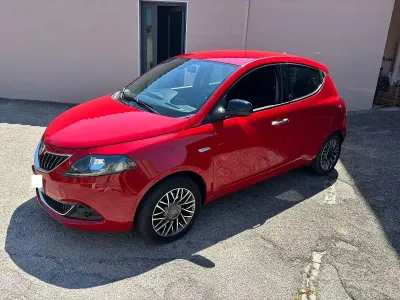 Usata Lancia Ypsilon Gold 69 CV (50 kW) 2021 Rosso Utilitaria