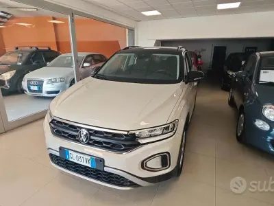 Usata VW T-Roc Style 110 CV (80 kW) 2023 Beige SUV