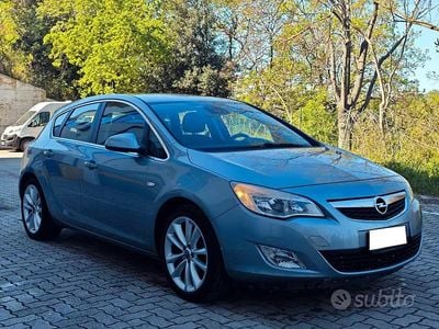 Usata Opel Astra Cosmo 140 CV (102 kW) 2011 Grigio Berlina
