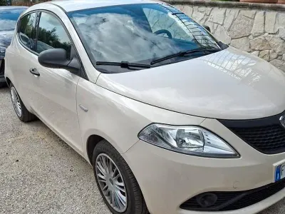 Usata Lancia Ypsilon 69 CV (50 kW) 2018 Bianco Utilitaria
