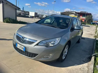 Usata Opel Astra 125 CV (91 kW) 2011 Grigio Berlina