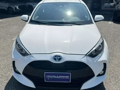 Usata Toyota Yaris Hybrid Business Edition 92 CV (67 kW) 2020 Bianco Berlina