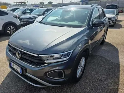 Usado VW T-Roc Life 110 CV (80 kW) 2022 Gris SUV