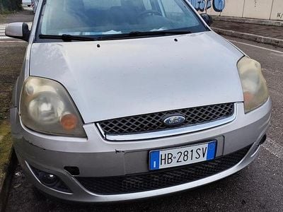 Usata Ford Fiesta Ghia 75 CV (55 kW) 2008 Grigio Utilitaria