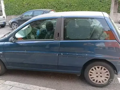 Usata Lancia Ypsilon 60 CV (44 kW) 2001 Bluazzurro Utilitaria