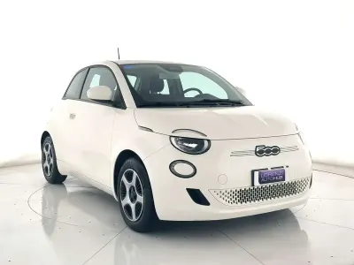 Usata Fiat 500e Passion 42 kW (58 CV) 2021 Bianco perlato Utilitaria