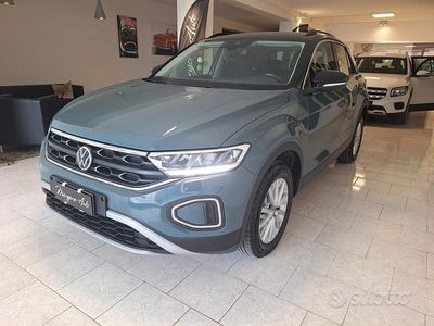 Usata VW T-Roc Life 110 CV (80 kW) 2022 Blu/azzurro SUV