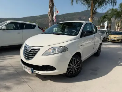Usata Lancia Ypsilon 69 CV (50 kW) 2015 Bianco Utilitaria