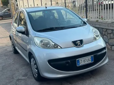 Usata Peugeot 107 54 CV (39 kW) 2007 Argento Utilitaria