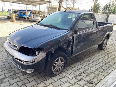 Begagnad Fiat Strada 80 HK (58 kW) 2005 Grå Pickup