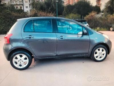Usata Toyota Yaris 69 CV (50 kW) 2009 Grigio Utilitaria