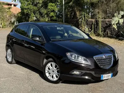 Usado Lancia Delta Silver 120 CV (88 kW) 2013 Negro Utilitario