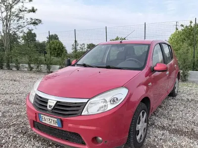 Usata Dacia Sandero Ambiance 75 CV (55 kW) 2010 Rosso Berlina