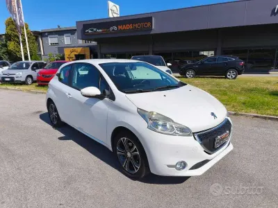 Usata Peugeot 208 Active 82 CV (60 kW) 2014 Bianco Utilitaria