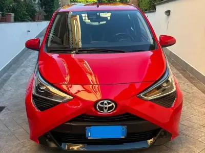 Usata Toyota Aygo X-play 72 CV (52 kW) 2020 Rosso Utilitaria