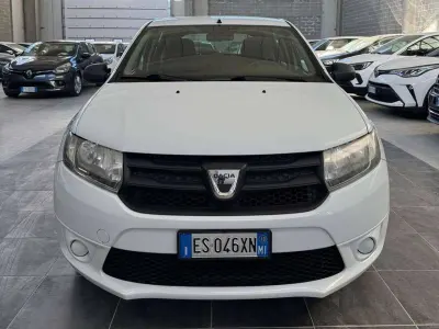 Usata Dacia Sandero Lauréate 75 CV (55 kW) 2013 Bianco Berlina